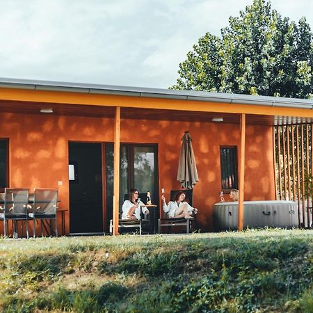 Hotel Terme Banovci - Mobilne Hiske Med Brajdami Exteriér fotografie