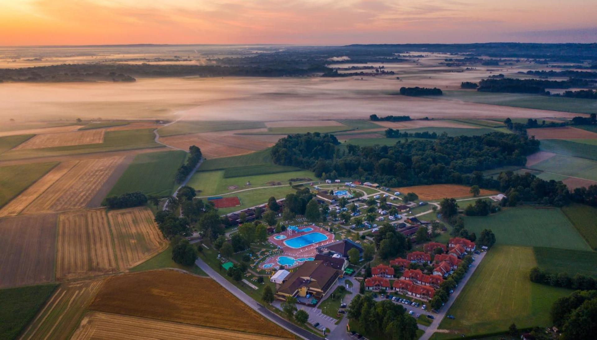 Hotel Terme Banovci - Mobilne Hiske Med Brajdami Exteriér fotografie