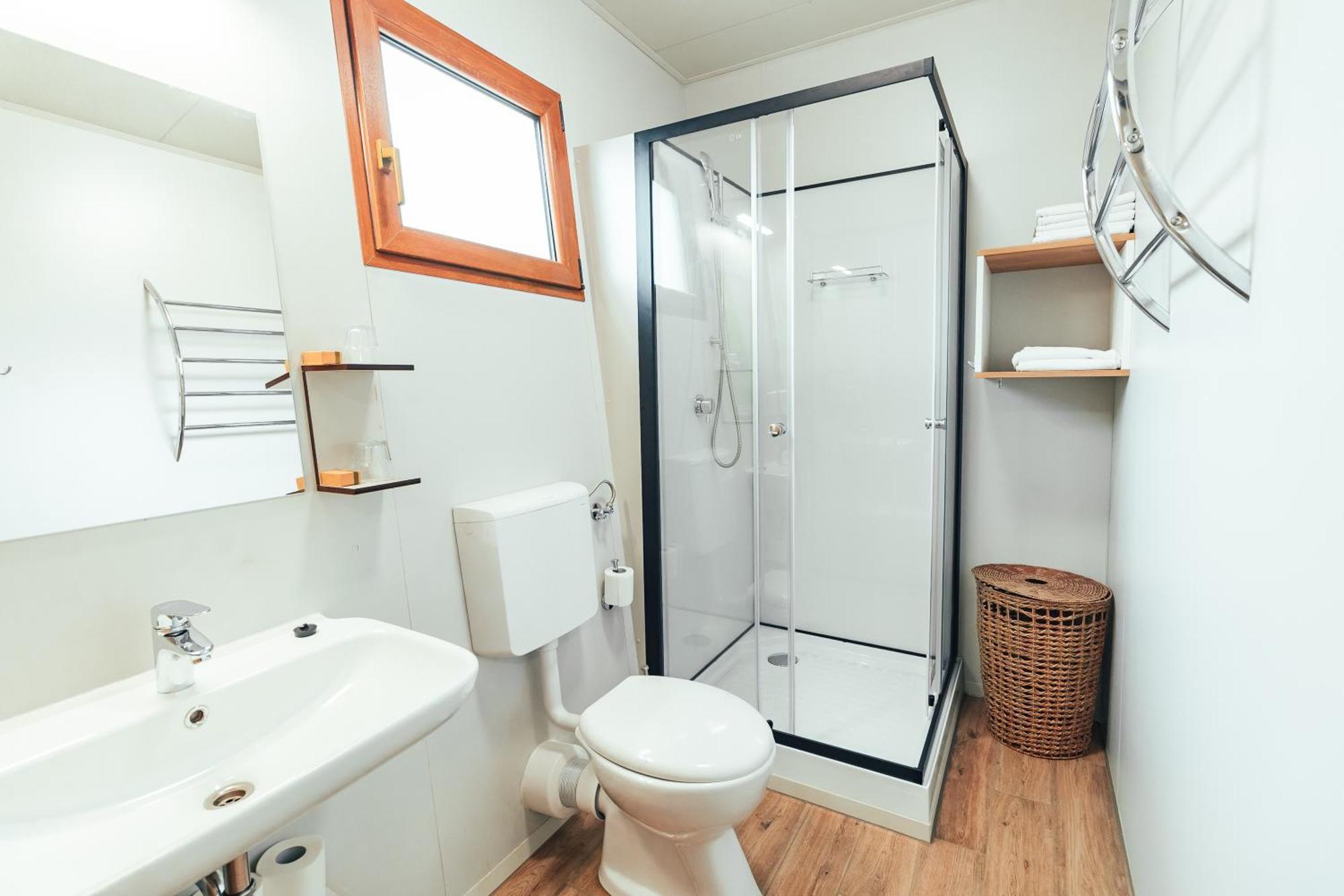 Hotel Terme Banovci - Mobilne Hiske Med Brajdami Exteriér fotografie
