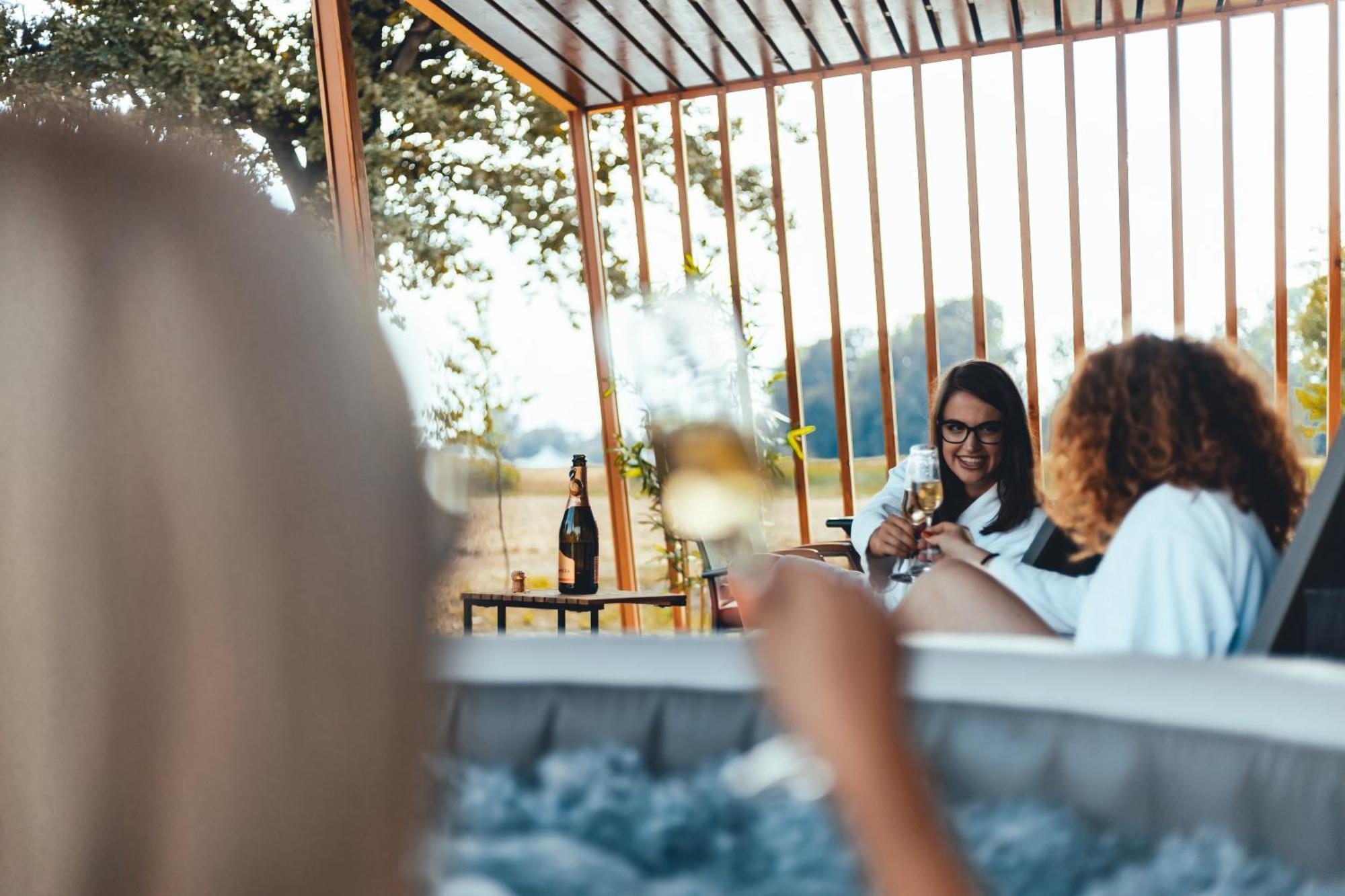 Hotel Terme Banovci - Mobilne Hiske Med Brajdami Exteriér fotografie