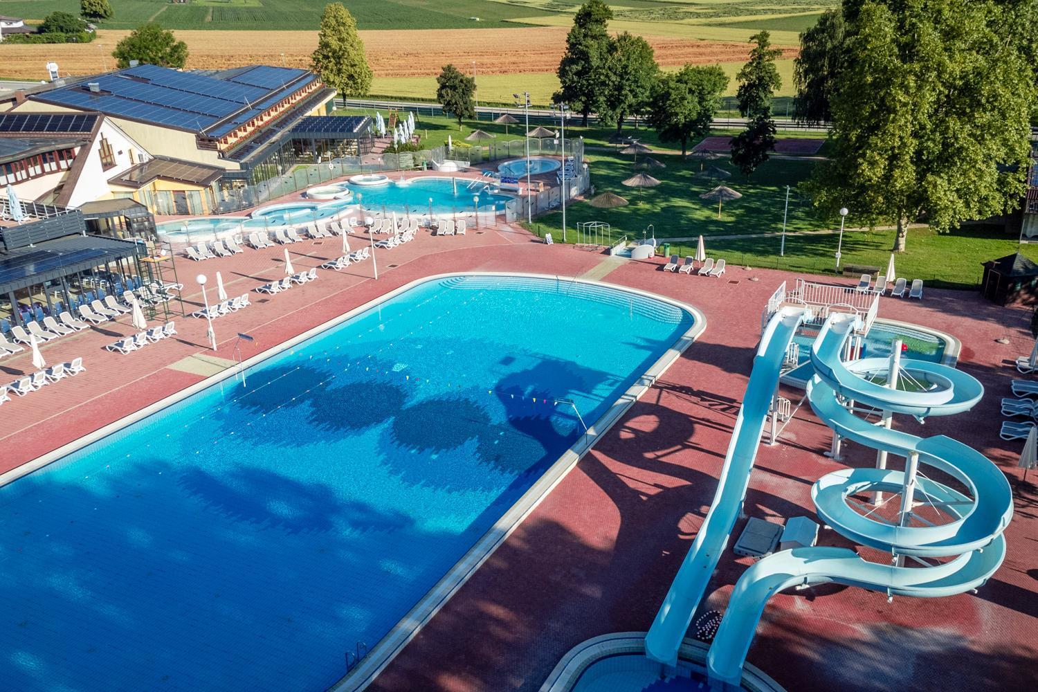 Hotel Terme Banovci - Mobilne Hiske Med Brajdami Exteriér fotografie
